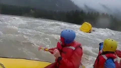 АЛТАЙ! ЖЕСТКИЙ РАФТИНГ ПО КАТУНИ В МАЕ!!! КИЛЬНУЛИСЬ В ПОРОГЕ НА БОЛЬШОЙ ВОДЕ! БЕЗ ЛИШНИХ СЛОВ!